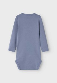Body a maniche lunghe in morbido cotone azzurro chiaro. Presenta un collo rotondo, chiusure a pressione nella parte inferiore e un design senza cuciture nella parte posteriore.