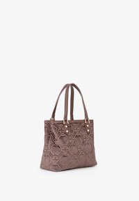 Bolso de tote de ante marrón con diseño floral en relieve, asas de cuero dobles y acentos de hardware en tono dorado. Diseño espacioso con forma estructurada.