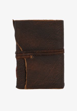 Geschlossenes, dunkelbraunes Lederjournal mit einem Wickelriemen und sichtbarer, strukturierter Maserung auf dem Einband.