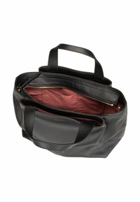 Zwarte leren tas met een gestructureerd oppervlak, voorzien van twee handgrepen en een contrasterende bordeauxrode binnenkant met een ritszak.