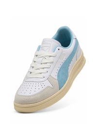 Sneaker bianco con una striscia di suede blu chiaro, punta forata, suola color crema e lacci bianchi. Accenti testurizzati sulla parte superiore.
