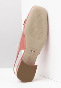 Scarpa in pelle patent rosa con suola in gomma beige, caratterizzata da un tacco quadrato e dettagli tagliati. Marcata "NeroGiardini," misura 37.