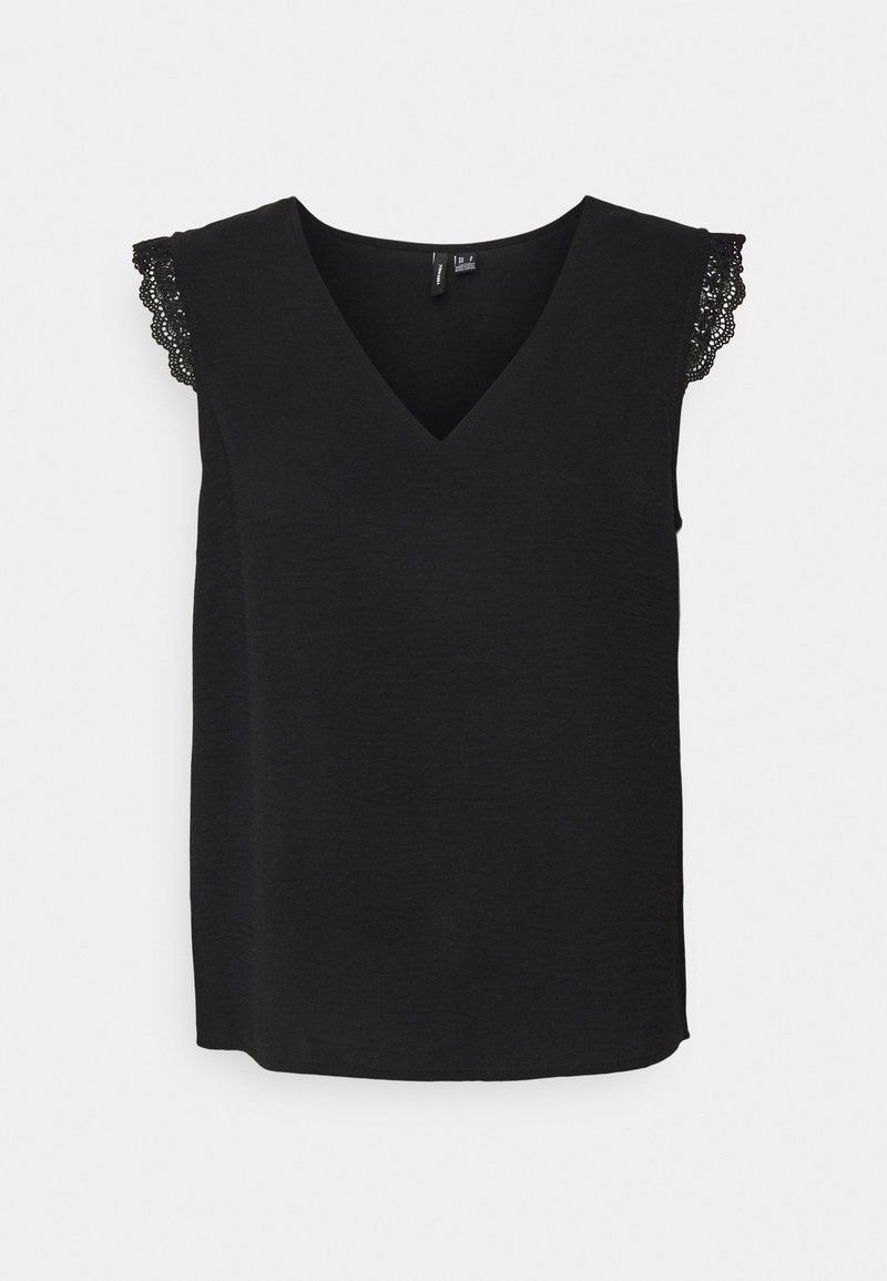 Blouse noire sans manches avec col en V et bordure en dentelle aux épaules, présentée sur un fond clair uni.