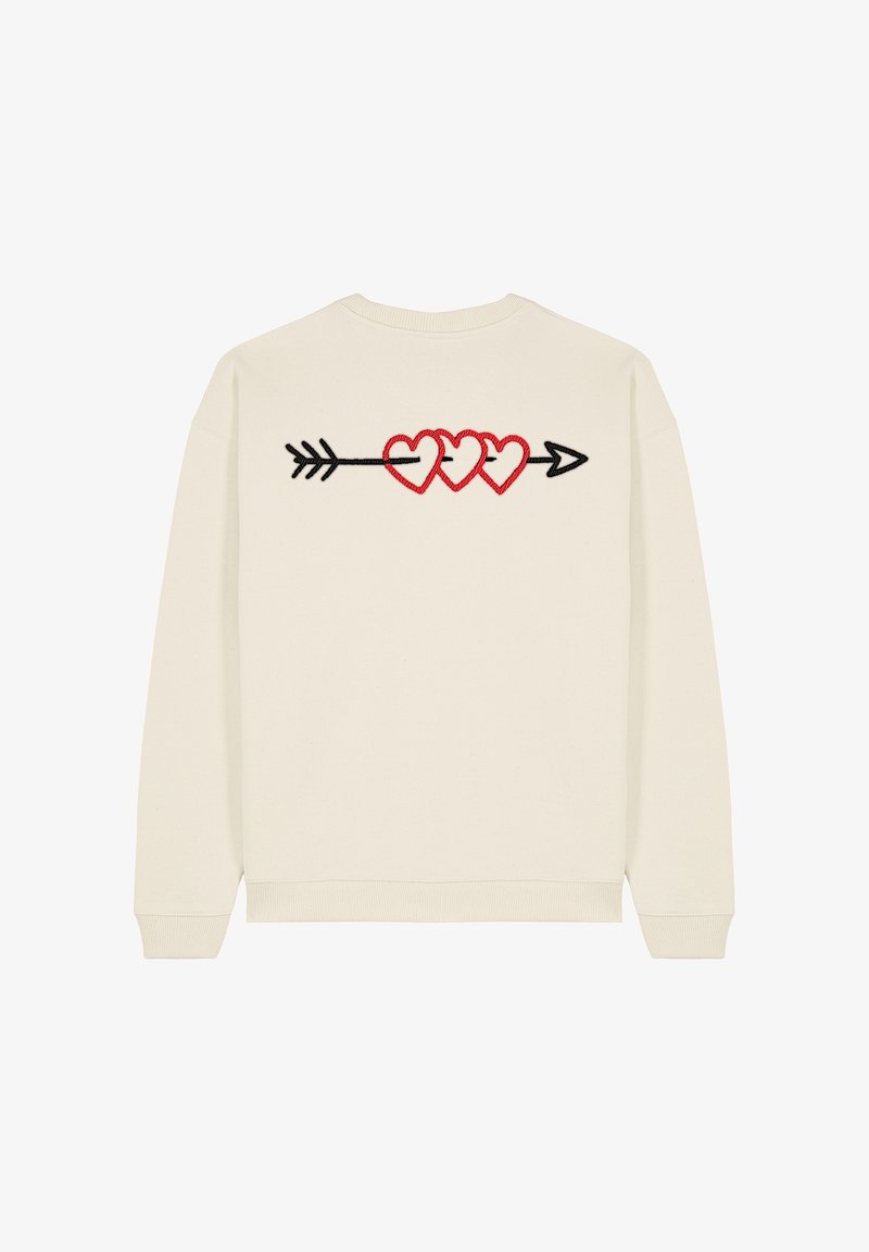 Crème-kleurige sweatshirt met een geborduurd ontwerp van drie rode harten verbonden door een zwarte pijl op de achterkant.