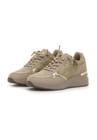 Sneaker beige con finitura testurizzata, dotate di dettagli metallici dorati e un pannello in rete. Design con lacci e suola imbottita.