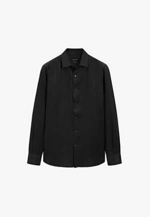 Sort langærmet skjorte lavet af struktureret stof; har en spids krave og knaplukning foran. Enkel design, ingen mønstre.