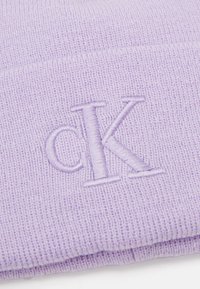 Calvin Klein Jeans MONOGRAM EMBRO BEANIE - Čepice - pastel lilac