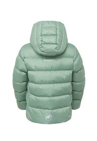 Gevoerde gewatteerde jas met capuchon in lichtgroen. Heeft horizontale stiksels, een logo bij de zoom en een gladde stofstructuur.