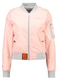 Světle růžová bomber bunda s šedým ribovaným límcem, manžetami a lemem, přední zip, boční kapsy s patentkami a zipová kapsa na levém rukávu.