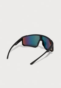 Sorte sports solbriller med innfatning som omslutter, med speilglass som skifter fra blått til oransje. Matt svarte rammer og slanke stenger.