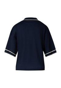 Haut en maille bleu marine à manches courtes avec bordure blanche sur le col et les poignets, vu de dos.