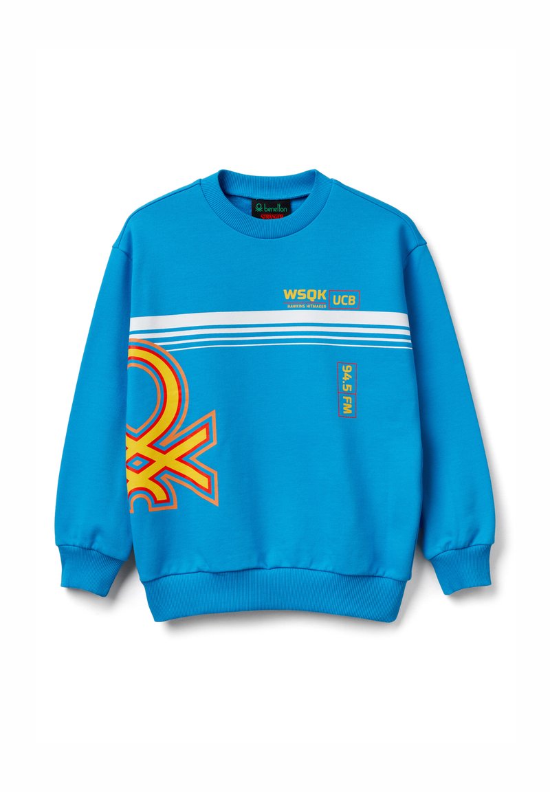Modrá bavlněná mikina. Má výrazné grafiky v oranžové a žluté barvě s textem "WSOK UCB" a "94.5 FM." Žebrované manžety a lem.