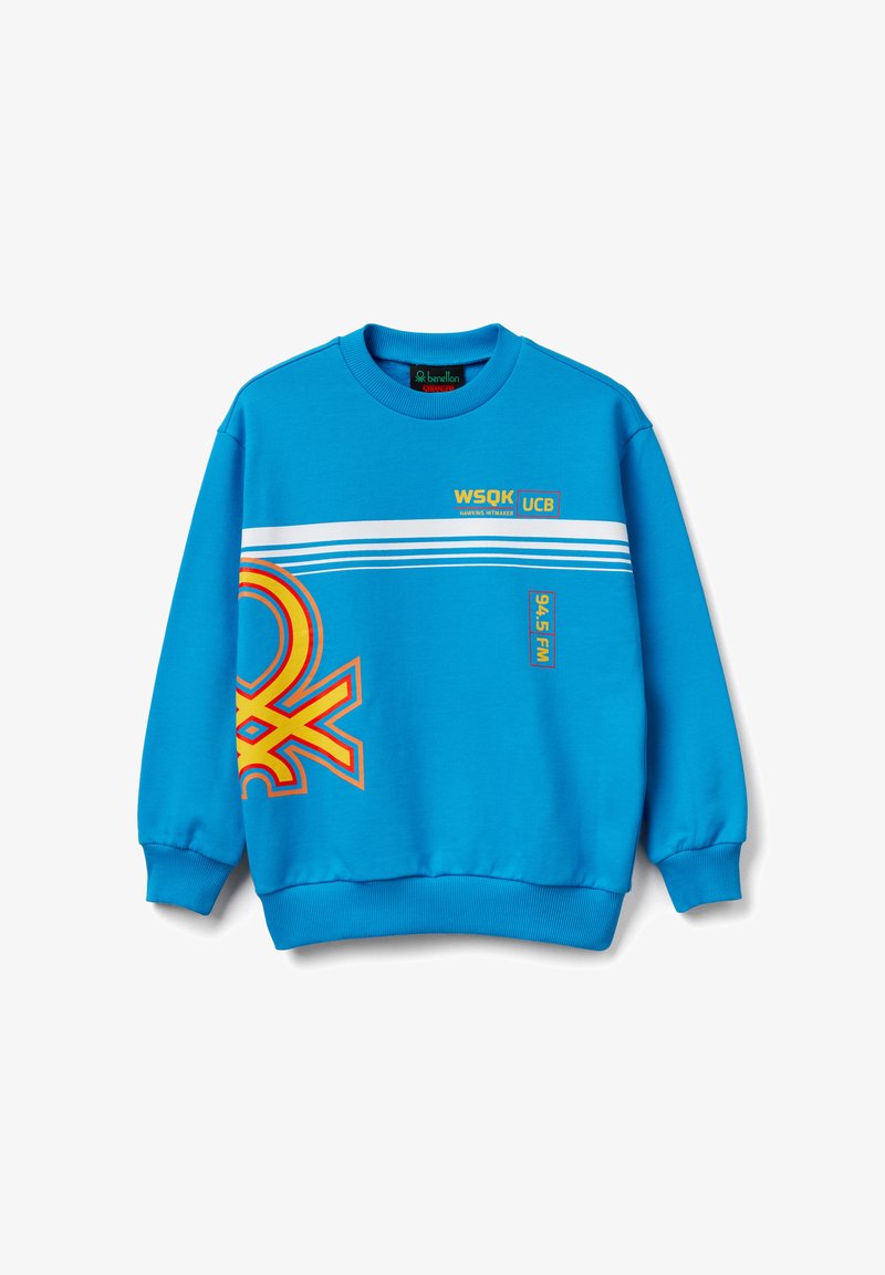 Felpa blu in cotone. Presenta grafiche audaci in arancione e giallo, con il testo "WSOK UCB" e "94.5 FM." Polsini e orlo a costine.