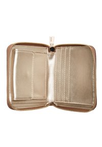 Portafoglio metallico dorato con chiusura a zip. L'interno presenta una tasca slot e diversi scomparti per carte con una texture liscia e lucida.