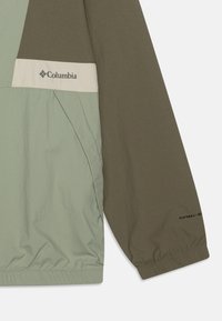 Columbia SPIRE VALLEY™ WINDBREAKER UNISEX - Regnjakke - stone green/safari/dark stone