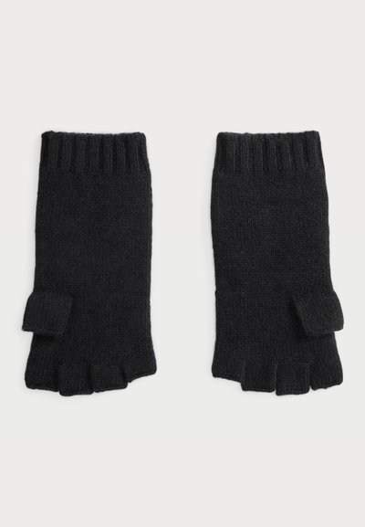 Črne pletene rokavice brez prstov z rebrastim robom, ki imajo mehko teksturo in majhne zanke za palec za boljši oprijem.