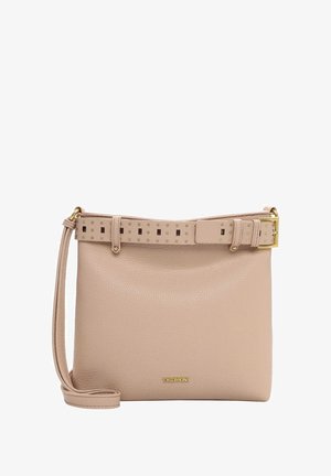 Beige leren crossbodytas met een gestructureerde afwerking, voorzien van een geperforeerde band en goudkleurige accenten. Compacte rechthoekige vorm.