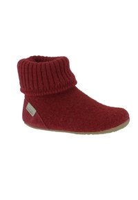 Zachte rode binnenpantoffel met gebreide rand en rubberen zool, ontworpen voor warmte en comfort.