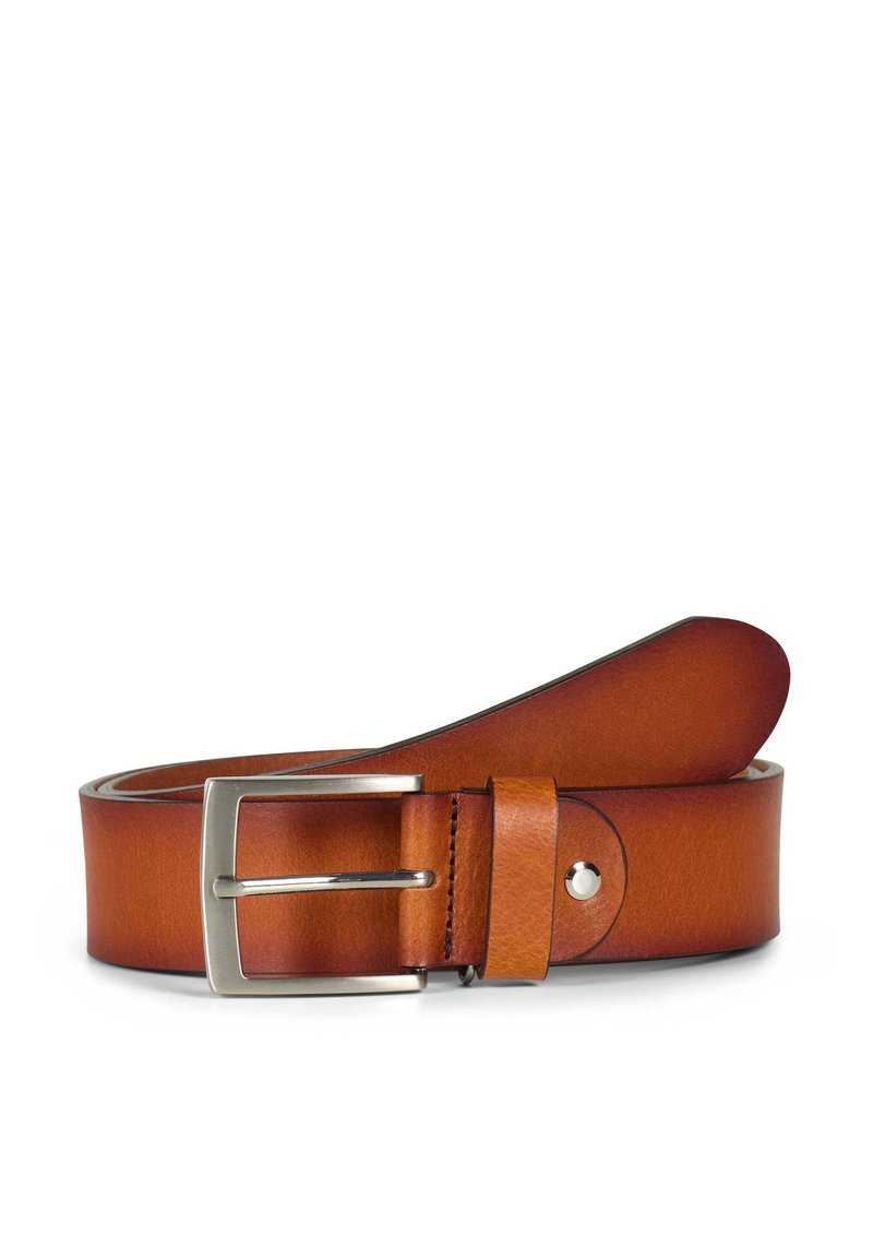 Cinturón de cuero marrón con una textura suave, que cuenta con una hebilla de metal plateado y un guardacinturón de cuero. El cinturón tiene un diseño clásico y forma rectangular.