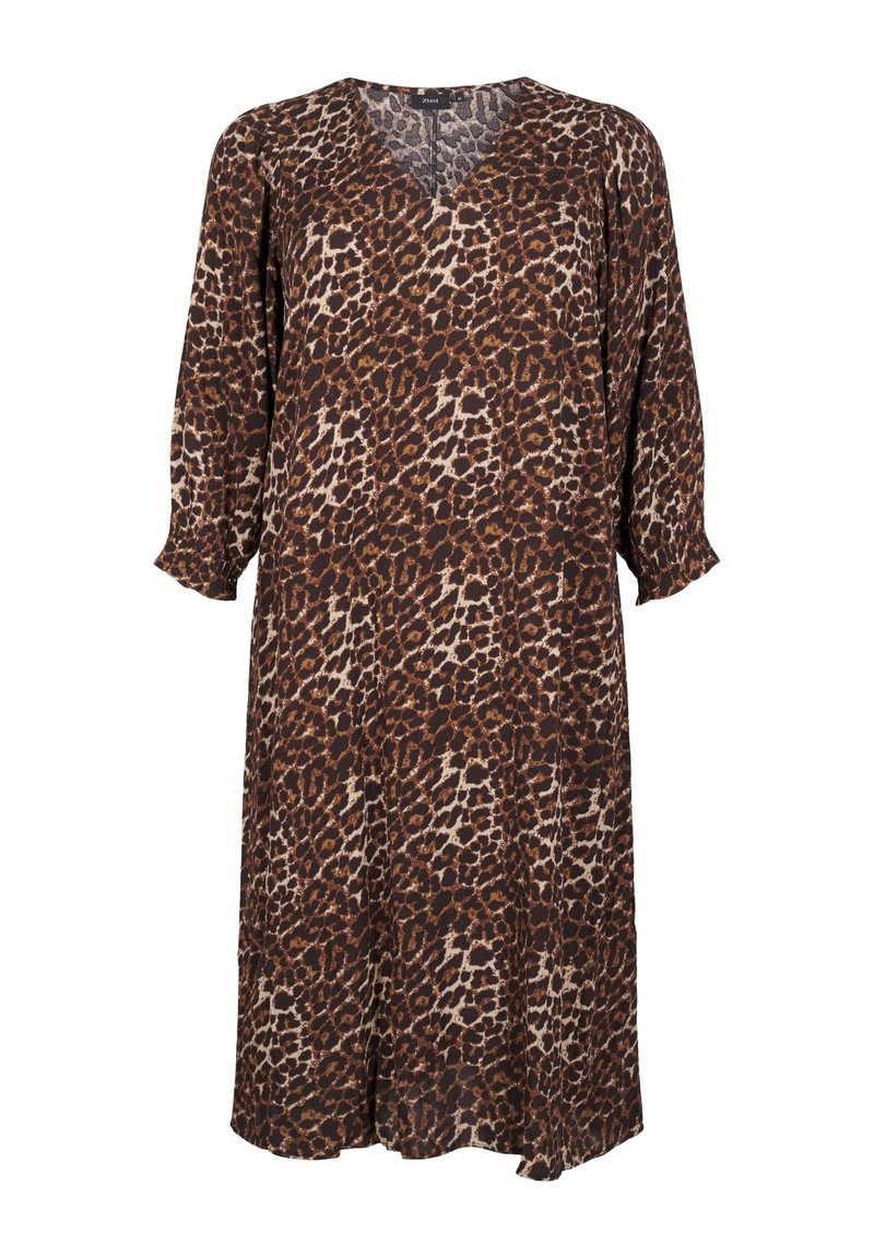 Brun og beige leopardmønstret kjole lavet af blødt stof, med V-udskæring og trekvartærmer, med en afslappet pasform.