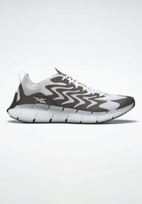 Chaussure de course légère avec un design gris et blanc, tige en mesh texturé, motif en zigzag audacieux et semelle flexible avec adhérence.