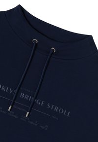 Sweat-shirt marine avec un col haut, des accents de cordon et du texte imprimé. Tissu doux avec une texture lisse et des détails de conception minimaux.