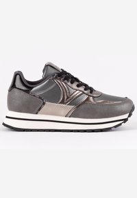 Zapatillas deportivas grises con una combinación de materiales brillantes y mate, superficie texturizada, cordones negros y una suela media blanca con rayas negras.