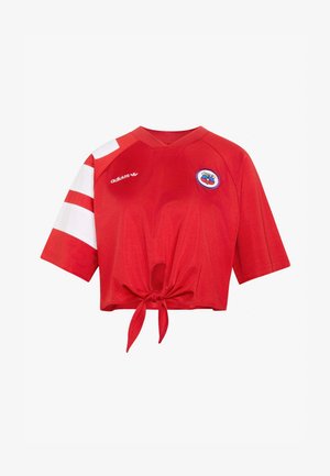 Maglietta sportiva rossa Adidas a girovita con maniche corte, strisce bianche sulla manica sinistra, logo della squadra del Cile sul petto e nodo frontale.