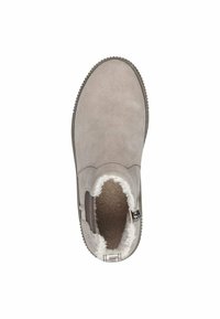 Botte de cheville en daim gris avec un bout rond, doublure en fausse fourrure à l'ouverture, et une semelle en caoutchouc texturée avec une fermeture éclair sur le côté pour un accès facile.