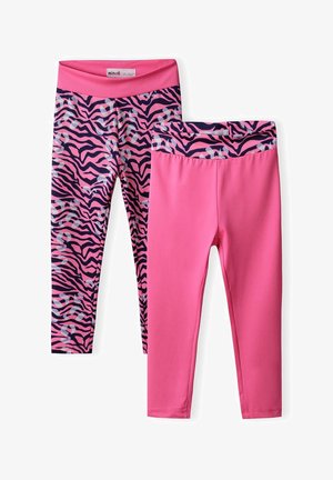 Twee paar leggings: de ene roze met een brede elastische tailleband, de andere in een roze en marineblauwe zebraprint met een vergelijkbare tailleband.