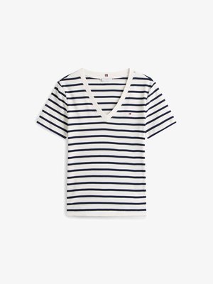 Balta medvilnė marškinėliai su tamsiai mėlynomis horizontaliosiomis juostelėmis, V formos iškirpė, trumpomis rankovėmis ir maža logotipo detale kairėje krūtinėje.