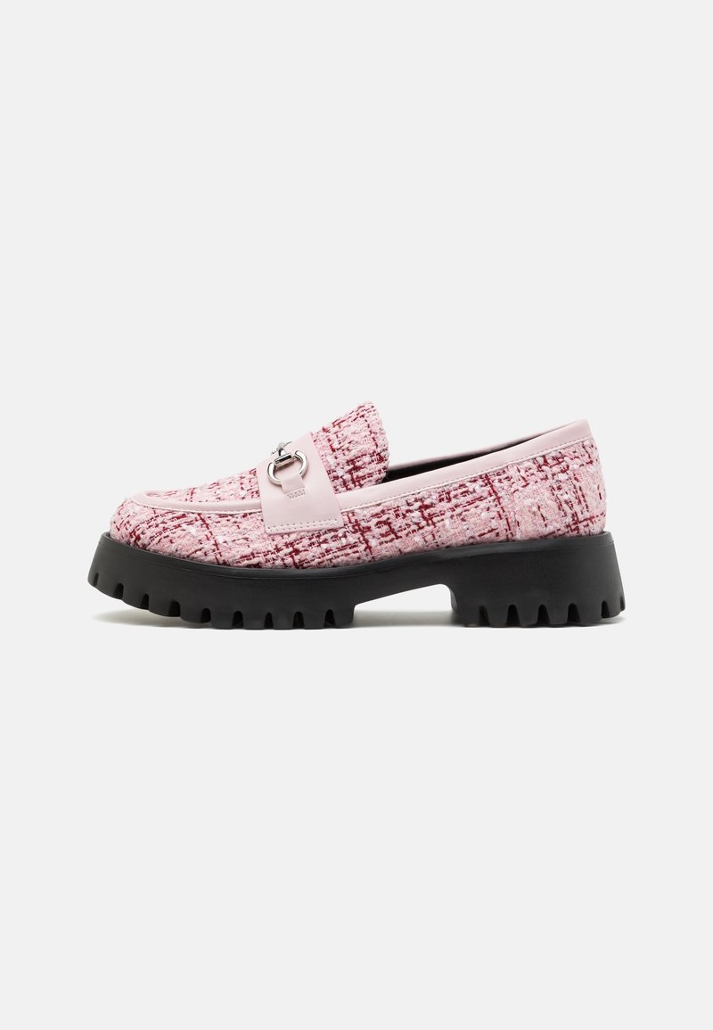 Rosa und rote gemusterte Slipper mit einer massiven schwarzen Sohle, ausgestattet mit einer dekorativen silbernen Schnalle und einem strukturierten Textiloberteil.