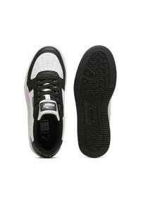 Zapatilla en negro, blanco y rosa con cuero suave y suela de goma texturizada. Presenta puntera perforada, parte delantera con cordones y logo de la marca en la lengua.