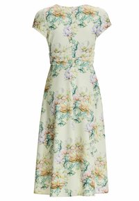 Robe midi florale pastel avec manches courtes, taille ajustée et fond vert doux, présentant de grands groupes de fleurs aux tons sourds.