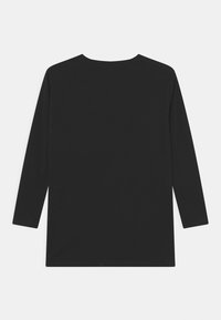 Czarna bluzka z długim rękawem i okrągłym dekoltem. Wykonana z gładkiego materiału, charakteryzująca się prostym, minimalistycznym designem oraz prostym wykończeniem dołu.