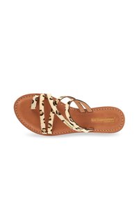 Sandale plate avec une semelle en cuir beige et des brides à motif léopard. Comprend des détails de couture et un logo de marque sur la semelle.