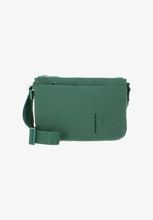 Pochette en tissu vert à surface texturée, fermeture éclair, sangle détachable et détail de logo embossé. Forme compacte et rectangulaire.