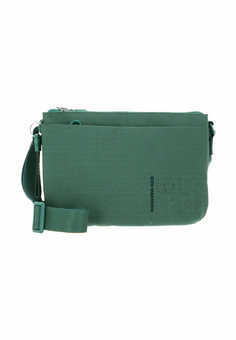 Pochette en tissu vert à surface texturée, fermeture éclair, sangle détachable et détail de logo embossé. Forme compacte et rectangulaire.