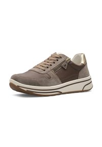 Lässiger brauner Sneaker mit Schnürung vorne, seitlichem Reißverschluss, gepolsterter Sohle und goldenem Akzent an der Ferse, schräg gezeigt, um die Außenseite zu zeigen.