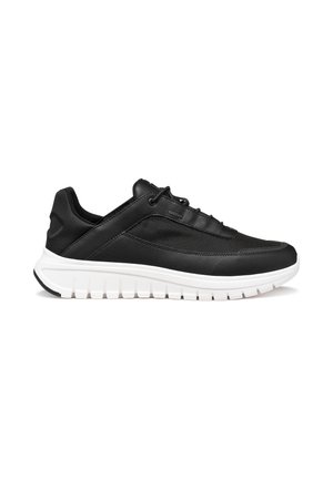 Sneaker nero basso con tomaia in mesh e pelle, suola bianca scanalata, chiusura con lacci e colletto imbottito per il comfort.