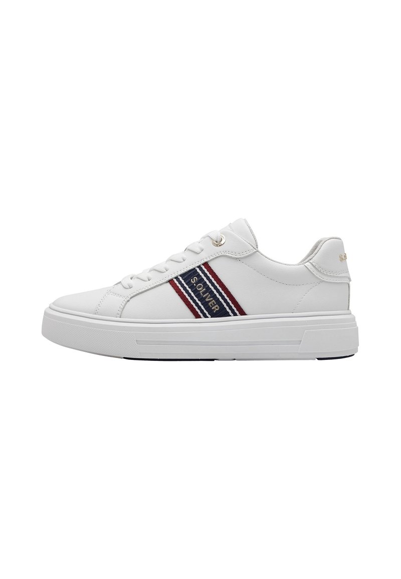 Baskets blanches avec une tige en cuir lisse, ornées de rayures rouges et bleu marine et une semelle texturée. Marquage visible sur le côté et le talon.