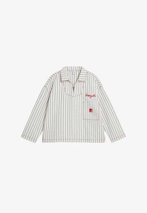 Chemise blanche à manches longues avec des rayures verticales noires, des détails de couture rouges, un col, une poche avant et un texte brodé rouge sur la poitrine.