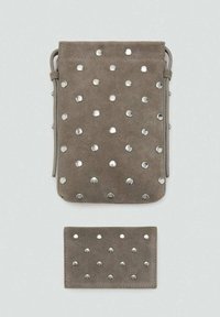 Siva semiša torbica s srebrnimi zakovicami, z zategovalnim trakom, pod njo pa se nahaja ujemajoč se etui za kartice z enakim vzorcem zakovic.