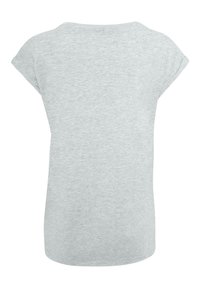 Grå kortærmet t-shirt lavet af blødt stof, med en afslappet pasform og rundet kant, med subtil tekstur og ingen synlige logoer eller mønstre.