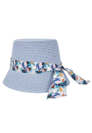 Chapeau bob tissé bleu clair à large bord, avec un ruban en tissu floral multicolore noué en noeud sur le côté.