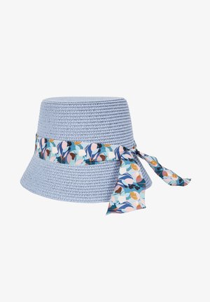 Lyseblå vævet spandhat med bred bredde, med et flerfarvet blomstret stofbånd bundet i en sløjfe i siden.
