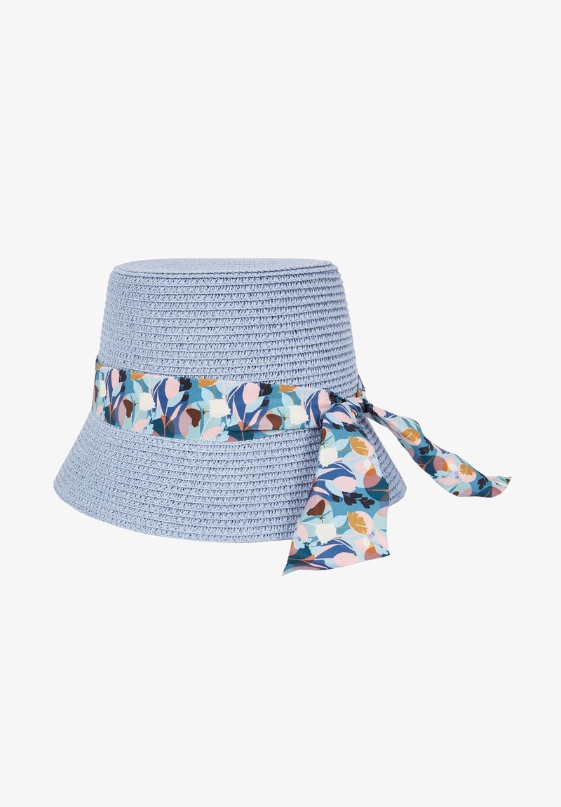 Chapeau bob tissé bleu clair à large bord, avec un ruban en tissu floral multicolore noué en noeud sur le côté.