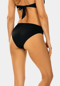 Czarny dół bikini wykonany z gładkiego, elastycznego materiału. Ma wysoki stan i bezszwowe wykończenie, zapewniając pełne pokrycie.