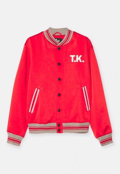 Giacca varsity rossa in tessuto liscio, con colletto a coste grigio, bottoni neri, emblemma bianco "T.K." e accenti a strisce su polsini e tasche.
