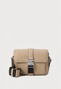 Beige Leder-Umhängetasche mit silberfarbenem Verschluss, rechteckiger Form, strukturierter Oberfläche und verstellbarem Riemen mit schwarzem Logo.